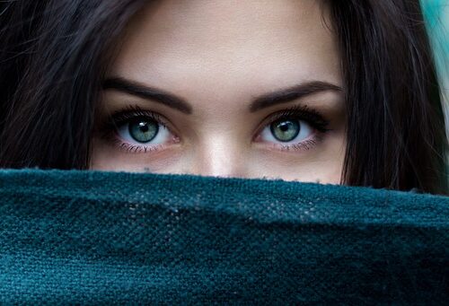 Kunsten at finde den perfekte øjenbrynsfarve: Tips til at matche din hudtone