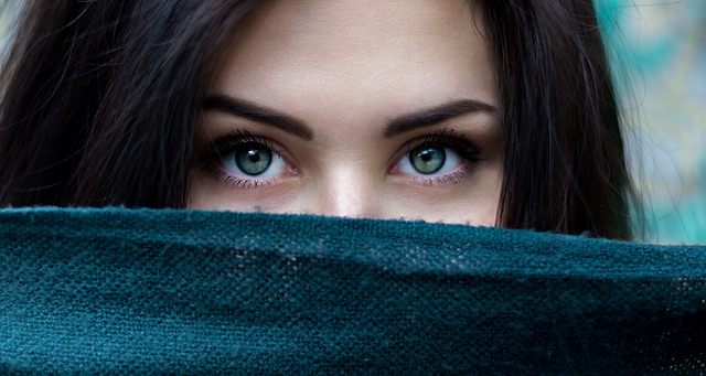 Kunsten at finde den perfekte øjenbrynsfarve: Tips til at matche din hudtone
